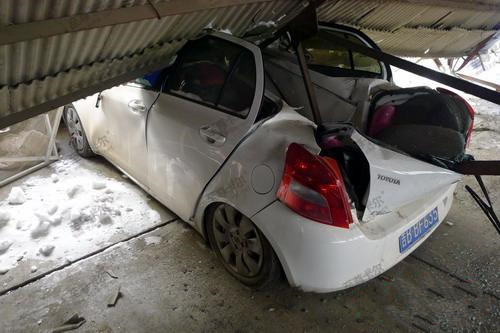 公司小區停車棚坍塌壓壞車輛造成損失，誰來買單？