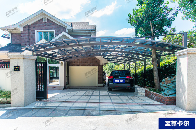 看他們在自家院子搭建車棚多實(shí)用