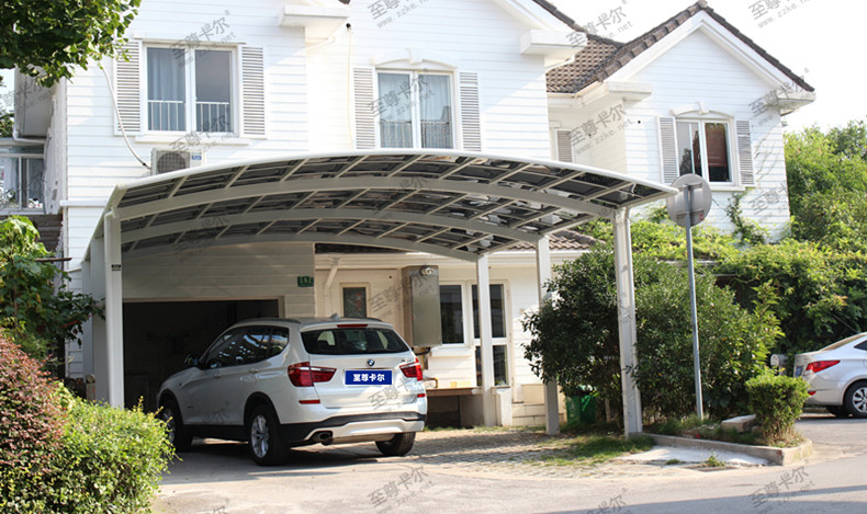 合格的車(chē)棚廠(chǎng)家生產(chǎn)的汽車(chē)棚需要具備這些特點(diǎn)
