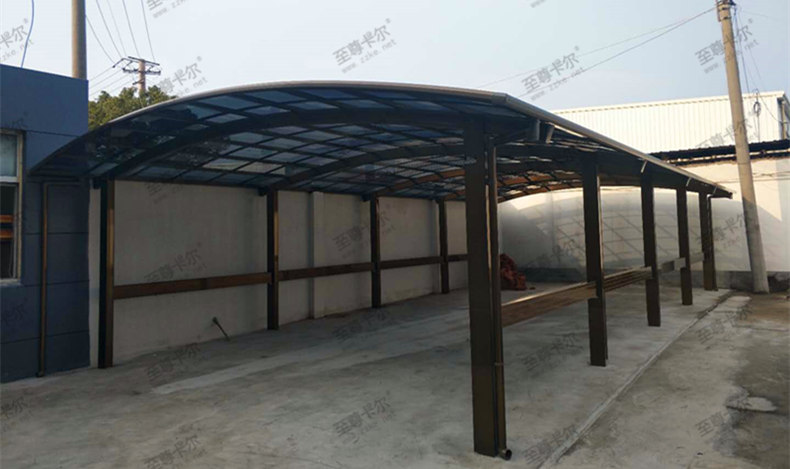 為解決員工需求，這些公司單位統(tǒng)一建造電動(dòng)車車棚
