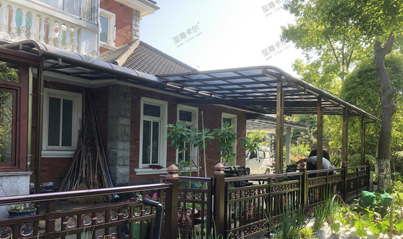 家里庭院搭建雨棚，選擇耐力板雨棚，更具現代氣息