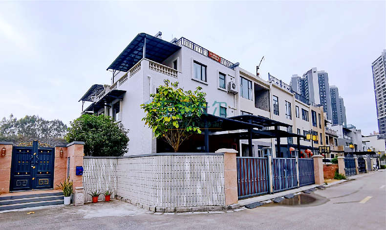 講真的，再高級(jí)的別墅，也經(jīng)不住土氣的雨棚滿墻裝