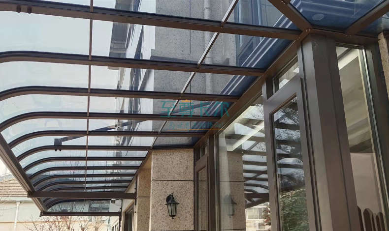 聚碳酸酯板是什么？為什么有“不碎玻璃”的稱號(hào)？
