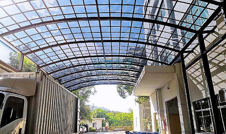 陽光雨棚建議裝這種材質(zhì)，高透光，不易碎，能用20年