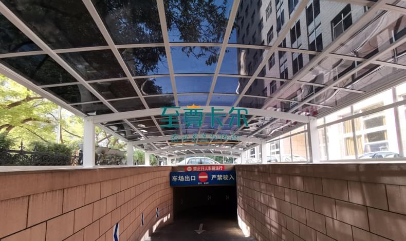 鋼化玻璃雨棚廠家和鋁合金雨棚廠家選哪個？